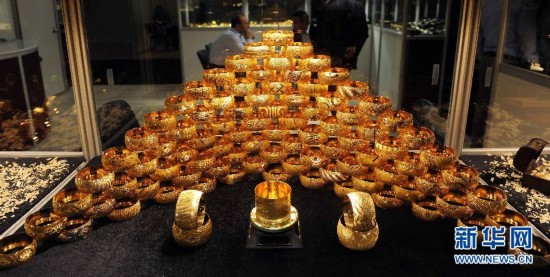 土耳其伊斯坦布尔的CNR展览中心，展商在展台后交谈。